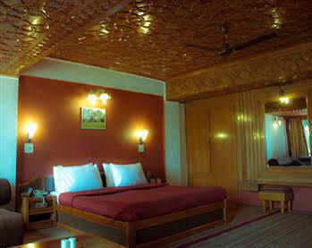 Hotel Ahdoos Srinagar  Exterior photo
